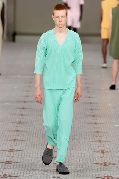 Look 3
